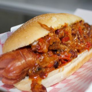 Chili hot dog