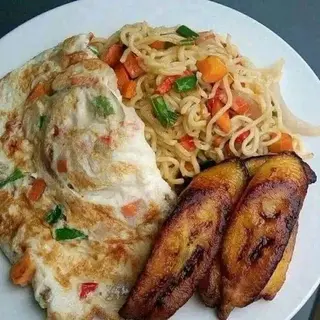 Plantains, spicy noodles and fried eggs 