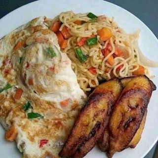 Plantains, spicy noodles and fried eggs 