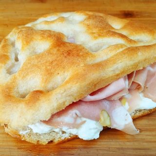 Focaccia casera con mortadella 