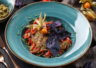 File de dorado cu rosii si sos pesto