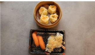 405 Acqua, shumai di gamberi, 4 uramaki di gamberi, 2 nigiri salmone