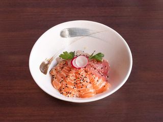 115. Chirashi con pesce misto