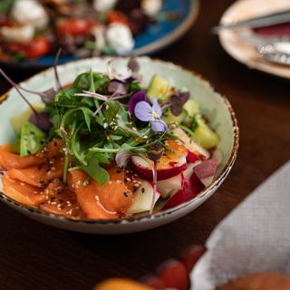 салат с малосольной семгой и авокадо