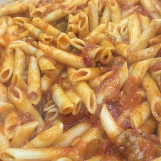 Macarrones con sofrito y butifarra (300 g.)