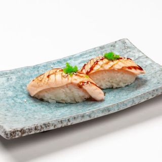 229. Nigiri Salmón Flameado (2 Pzs.)
