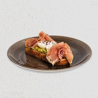 TOAST CU GUACAMOLE, PROSCIUTTO CRUDO ȘI OUĂ POȘATE