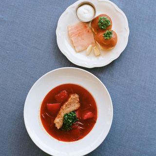 53. Borsh con bollos