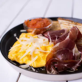 Huevos revueltos o fritos con jamón ibérico y parmesano