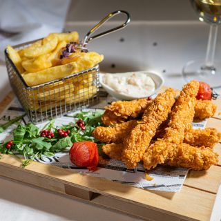 Crispy pui cu cartofi prajiti