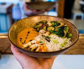 Bol cu legume de sezon si halloumi