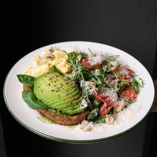 Скрембл з грибами та авокадо тост з зеленню