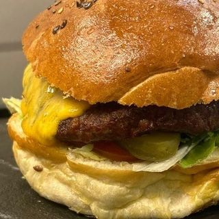 Beef burger cu cartofi wedges