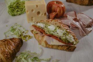 Croissant vegetal con jamón york y queso