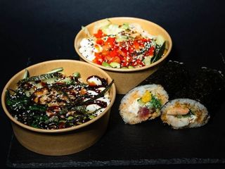 Святкове меню: 2 боули+2 хенд-роли (боул з копченим лососем, боул з вугрем, хенд-рол з креветкою та хенд-рол з тунцем) (1260g)