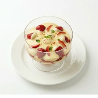 Магнолия с ягоди и яйчен крем