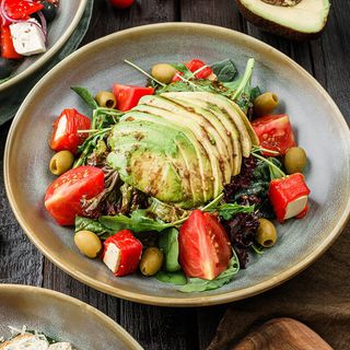 Salată mix cu ardei copt și avocado