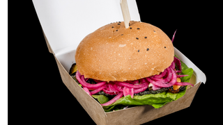 BURGER Z GRILLOWANĄ CUKINIĄ PODAWANY Z OPIEKANYMI ZIEMNIAKAMI W ZIOŁACH I CZOSNKU