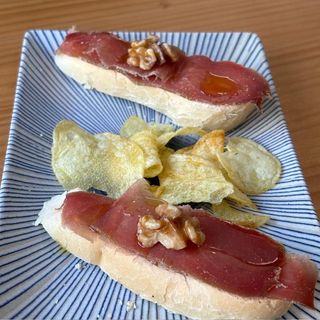 Pincho de Mojama De Atún con nuez mondada