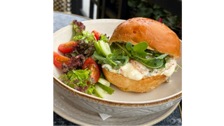 Kanapka Blikle z krewetkami, sosem majonezowym słodko kwaśnym