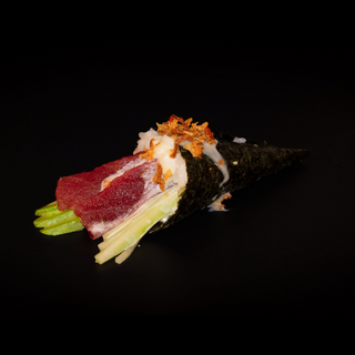 104. Temaki de atún con aguacate y pepino (1)