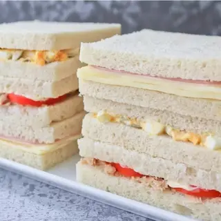 Sandwich de crema  de rulo de cabra con mermelada de higos
