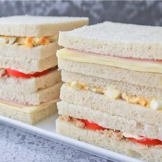 Sandwich de crema  de rulo de cabra con mermelada de higos