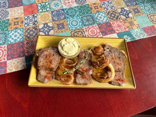 Телешки език в масло с хрупкав пържен лук (180г)