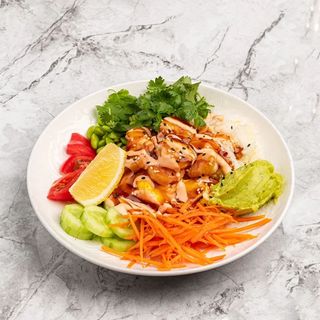 Боул с креветками , спайси соусом , омлетом и гуакамолле 