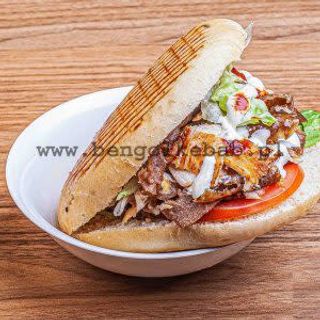 Duży kebab na grubym cieście