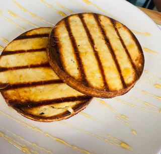 Manouri alla griglia con miele