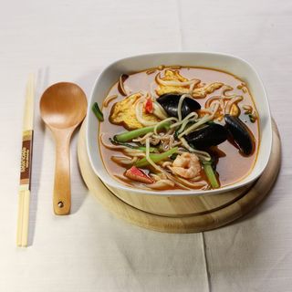 Spaghetti cinesi in brodo con misto di pesce e verdure