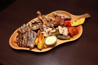 Mix grill cu cartofi buffalo - 2 pers