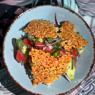 კიტრი პომიდვრის სალათა სულგუნის ჩიფსებით