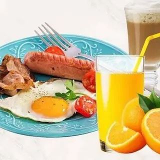 Brunch Ovos Estrelados com Bacon e Salsicha