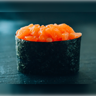 Гункан з лососем (1шт/40г)