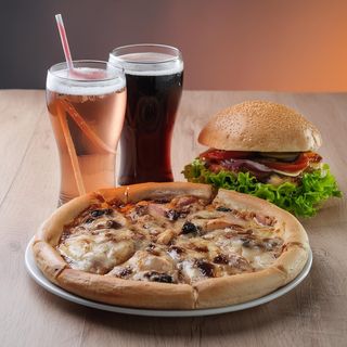 1 pizza y 1 hamburguesa y dos bebida