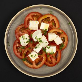 Paradajz salata sa sirom