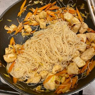 Spaghetti di riso con pollo