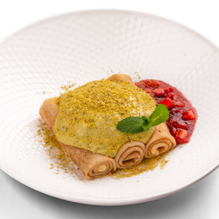 Блины с фисташковым тирамису и тар-таром из клубники