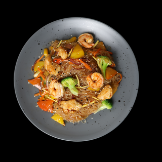 Фунчоза з куркою та креветками у соусі пад тай.