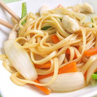 24. Tallarines Fritos Con Pollo