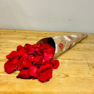 Cucurucho con pétalos de rosas rojas