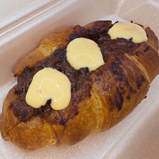 Croissant de carrillada al Pedro Ximénez y salsa de chiles dulces