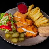 Snitel de pui la farfurie