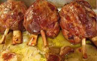 1/2codillo asado con patatas  y tarrina alioli.