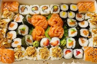 37. Sashimi de Salmão e Uramaki