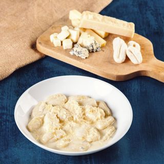 ნიოკი 4 ყველის სოუსით