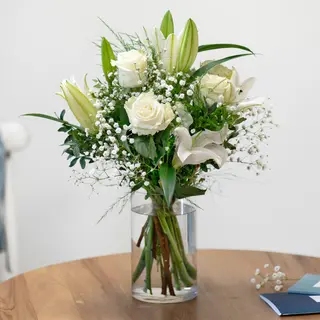 Aneto - rosas y liliums blancos