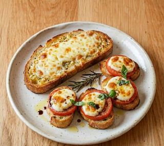 Pão d'alho com Mozzarella e Tomate